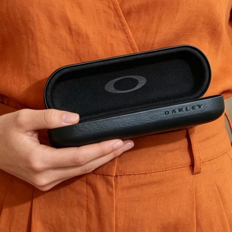 Oakley Sert Deri Güneş Gözlüğü - Travel Accessories Gifts For Men incelemesi ve fiyatı